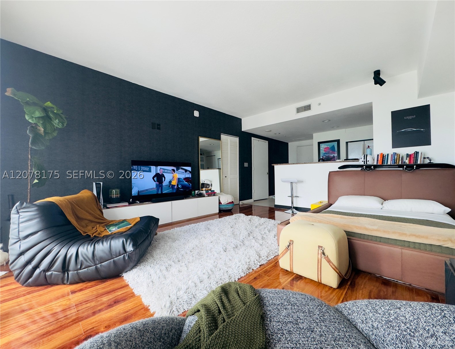 325 S Biscayne Blvd #4220, Miami FL 33131