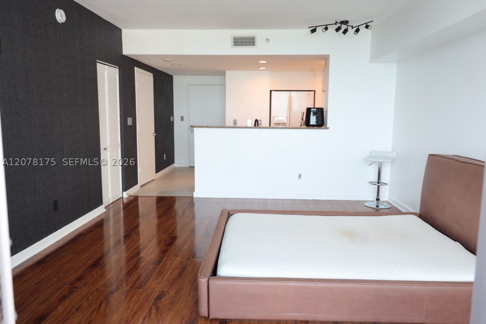 325 S Biscayne Blvd #4220, Miami FL 33131