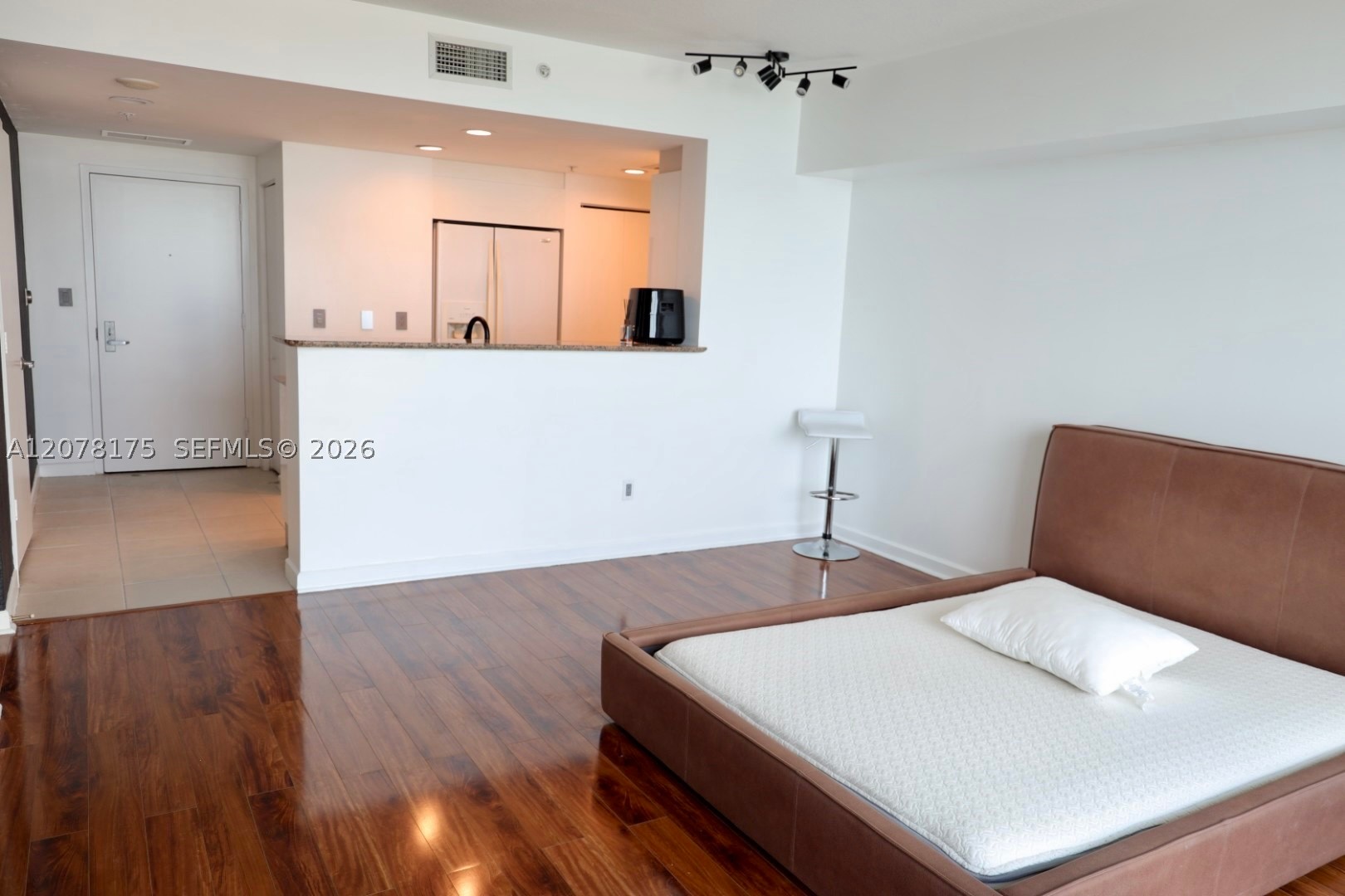 325 S Biscayne Blvd #4220, Miami FL 33131