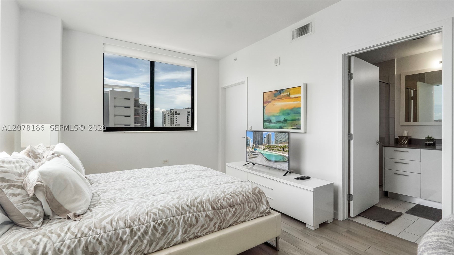 999 SW 1st Ave #2004, Miami FL 33130