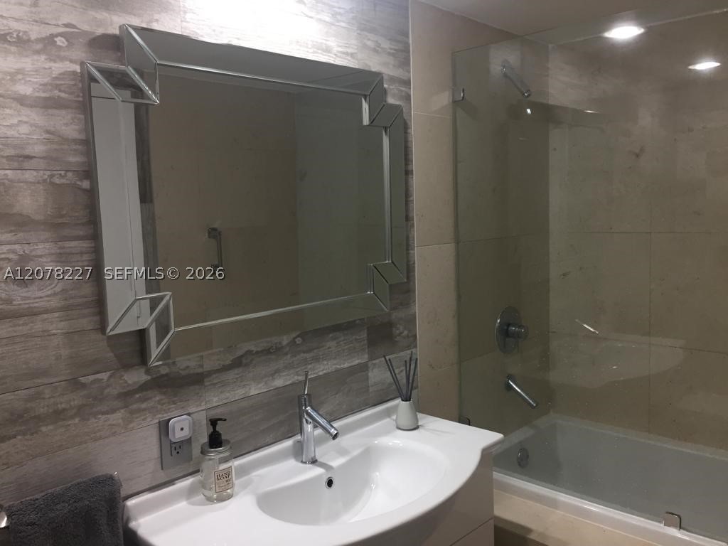 485 Brickell Ave #1811, Miami FL 33131