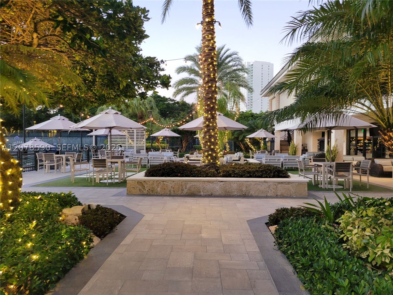 1000 W Island Blvd #1010, Aventura FL 33160