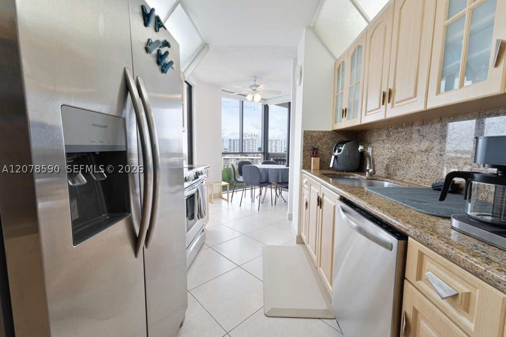 1000 W Island Blvd #1010, Aventura FL 33160
