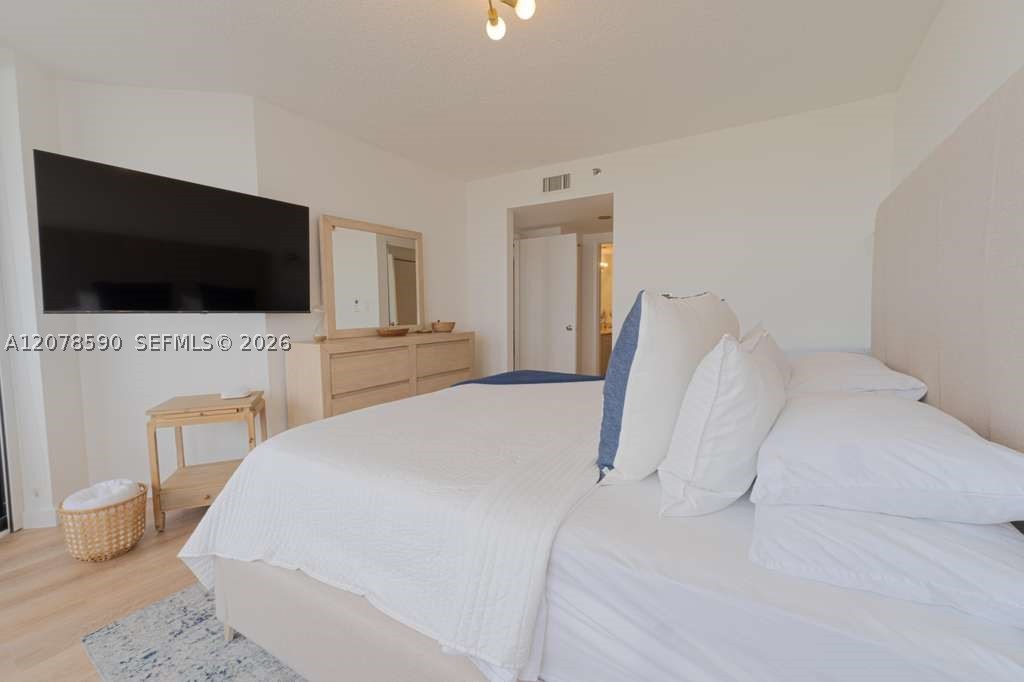 1000 W Island Blvd #1010, Aventura FL 33160