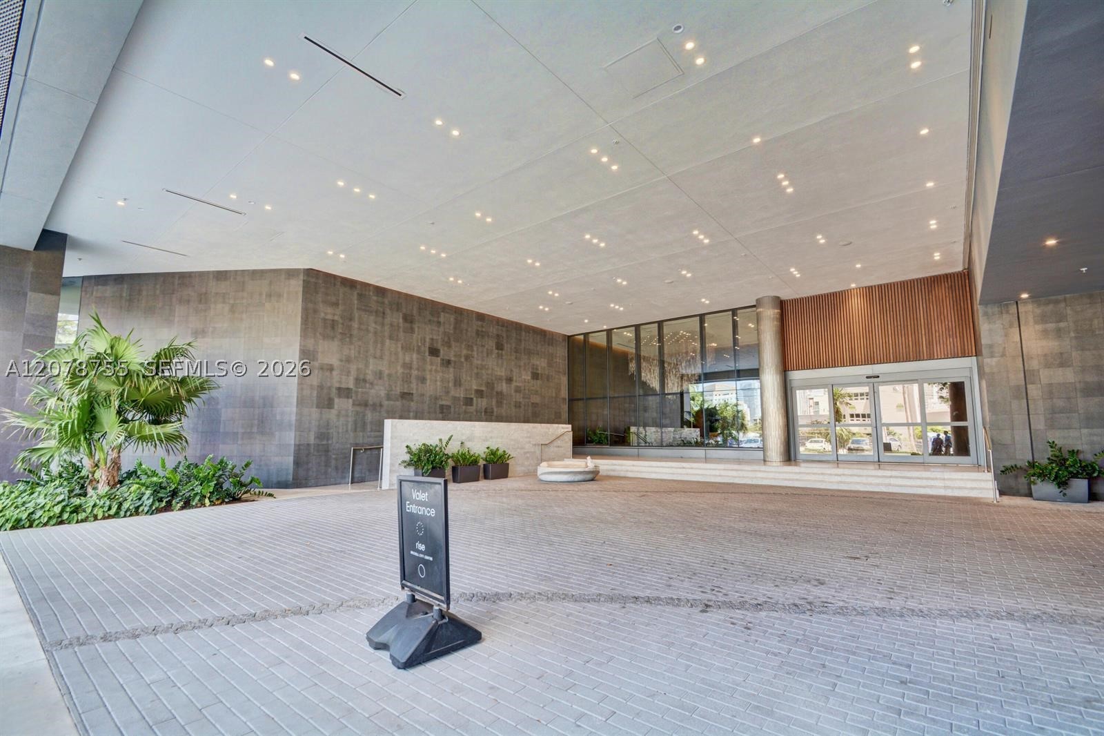 88 SW 7th St #1511, Miami FL 33130