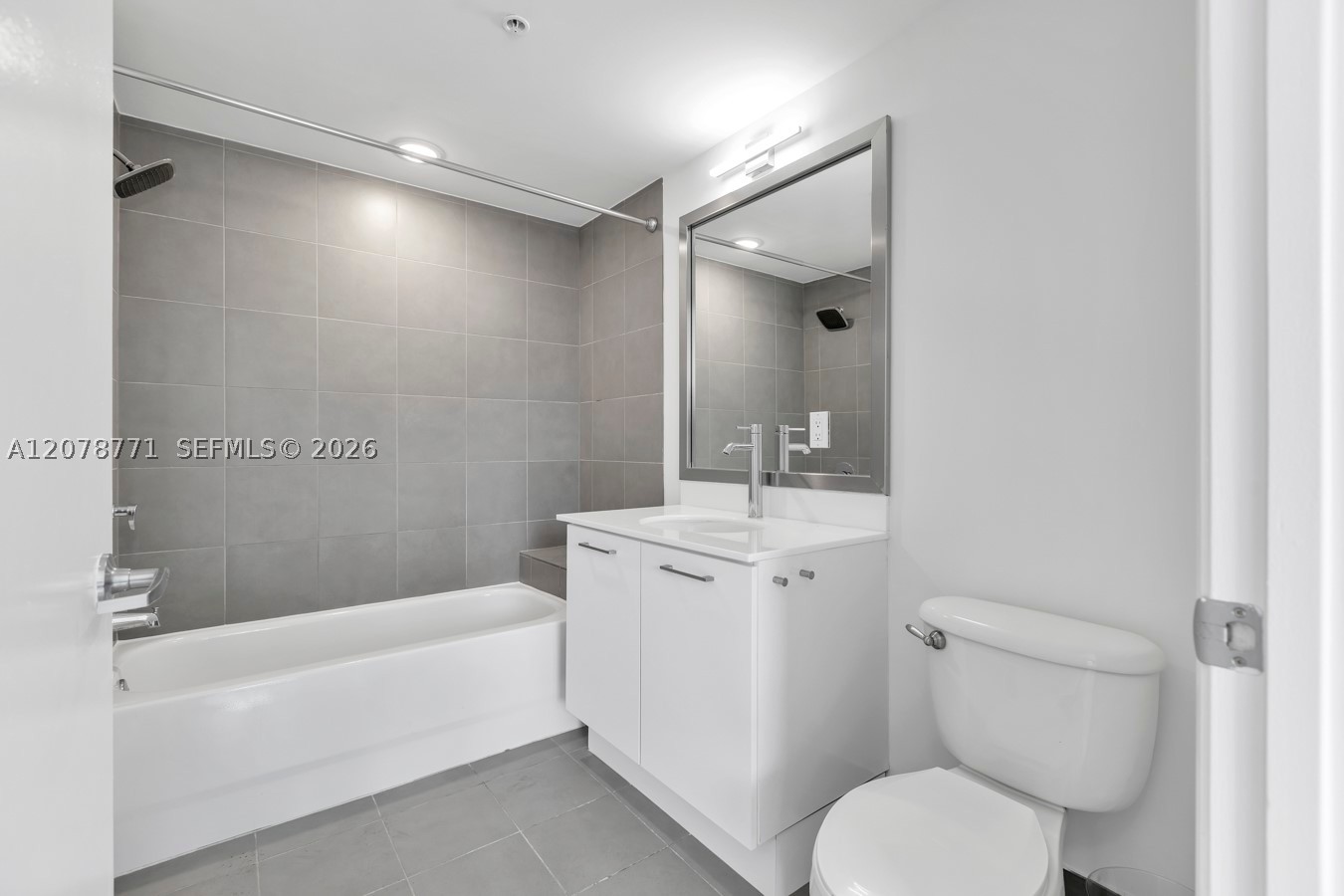 92 SW 3rd St #1403, Miami FL 33130