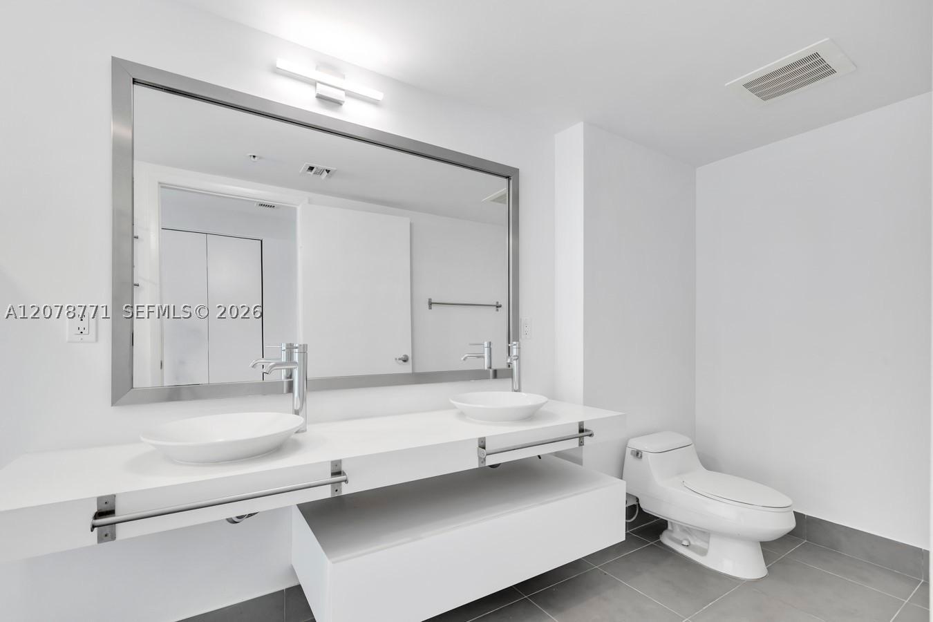 92 SW 3rd St #1403, Miami FL 33130