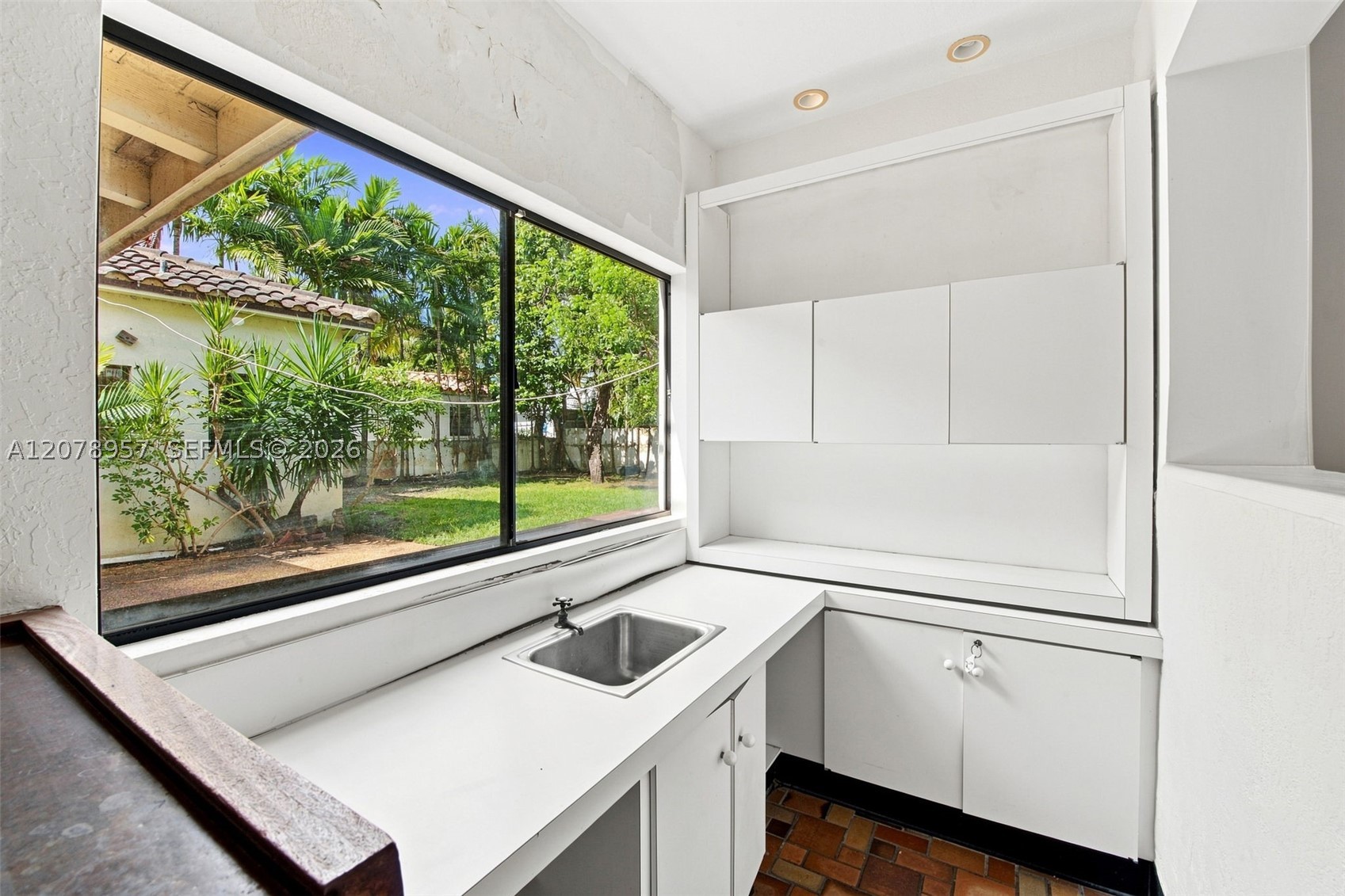 5680 Pine Tree Dr, Miami Beach FL 33140