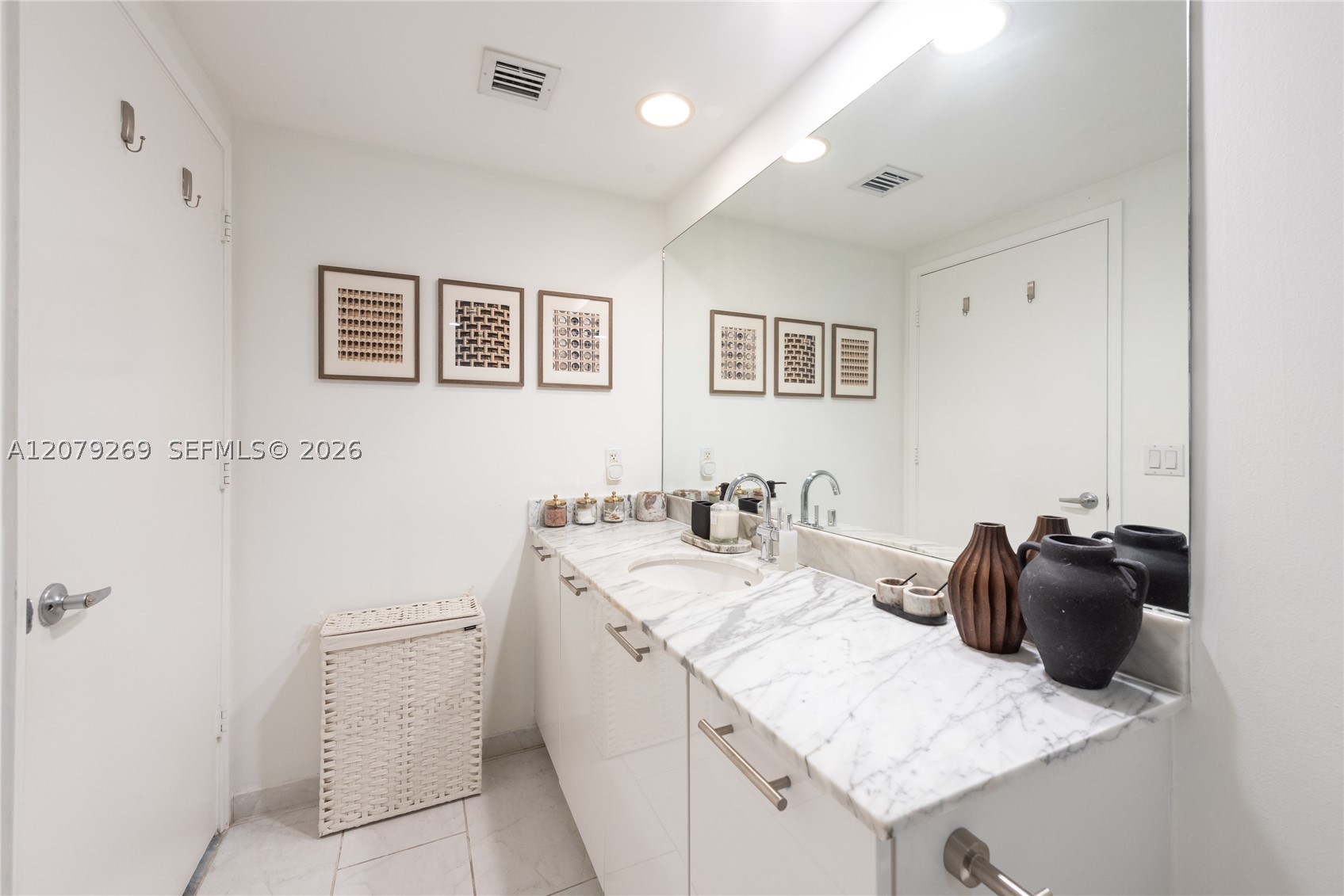 950 Brickell Bay Dr #2304, Miami FL 33131