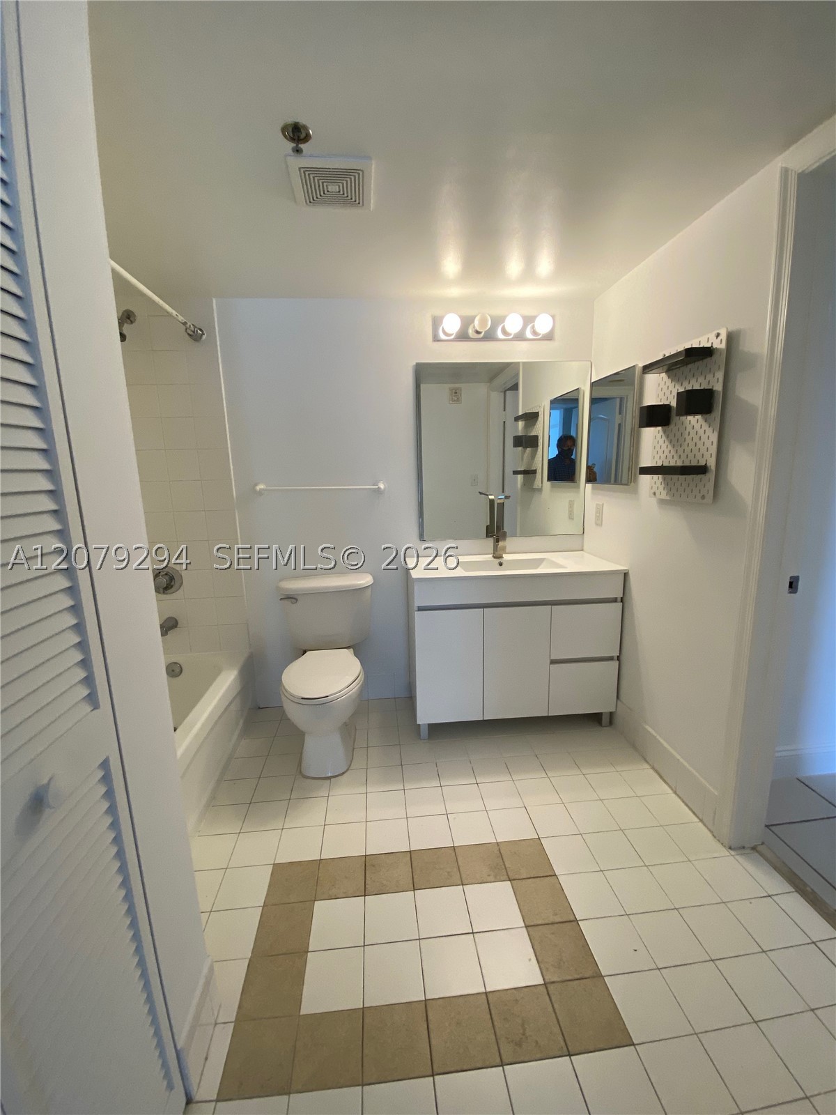 1200 Brickell Bay Dr #2303, Miami FL 33131