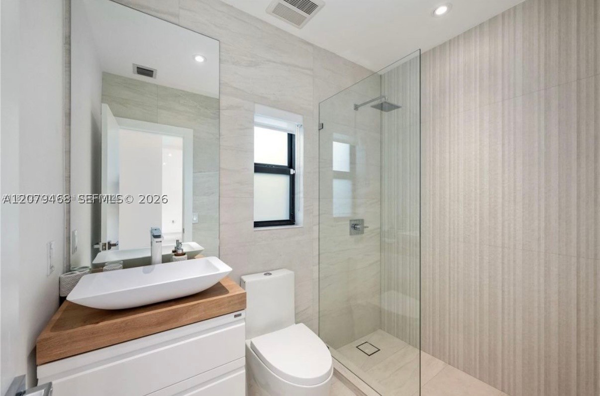 900 W 47th Ct, Miami Beach FL 33140