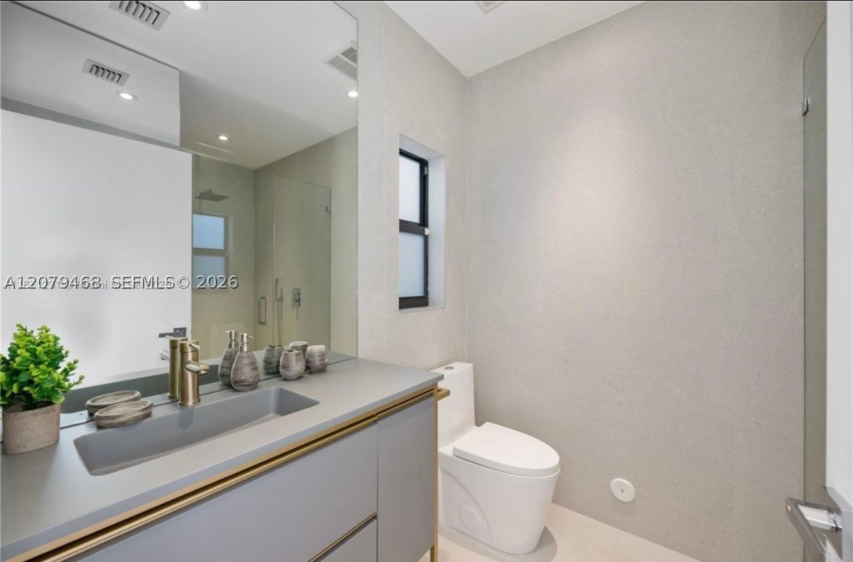 900 W 47th Ct, Miami Beach FL 33140