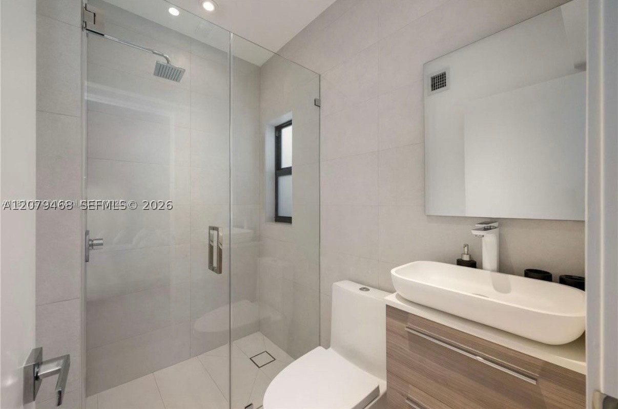 900 W 47th Ct, Miami Beach FL 33140