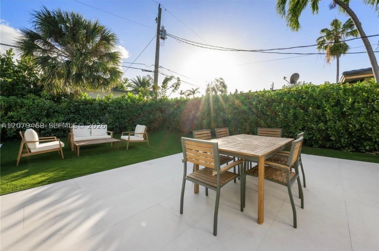900 W 47th Ct, Miami Beach FL 33140