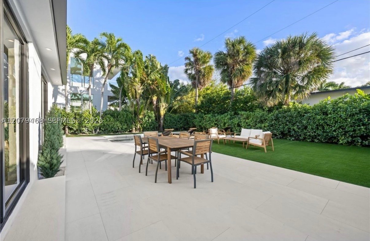 900 W 47th Ct, Miami Beach FL 33140