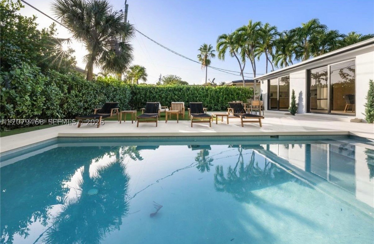 900 W 47th Ct, Miami Beach FL 33140