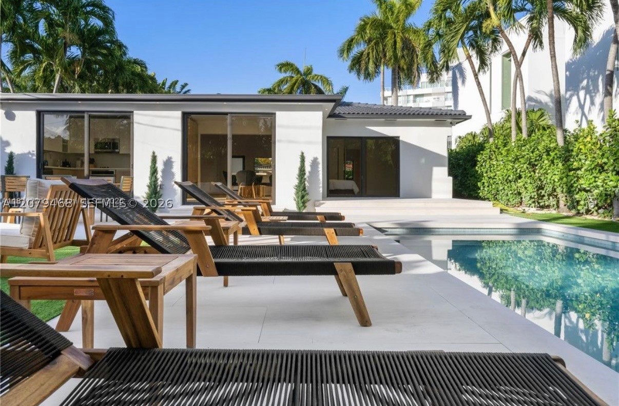 900 W 47th Ct, Miami Beach FL 33140