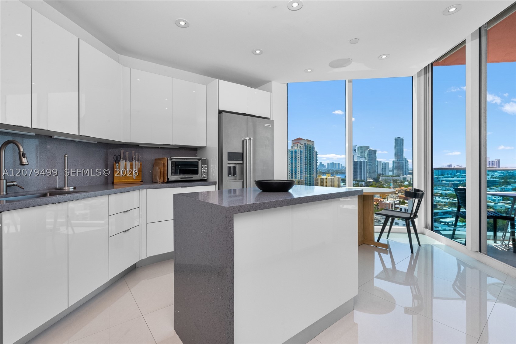 300 S Pointe Dr #2005, Miami Beach FL 33139