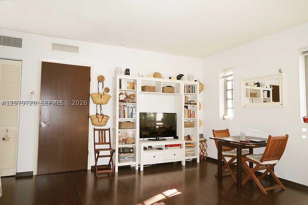 435 21st St #215, Miami Beach FL 33139