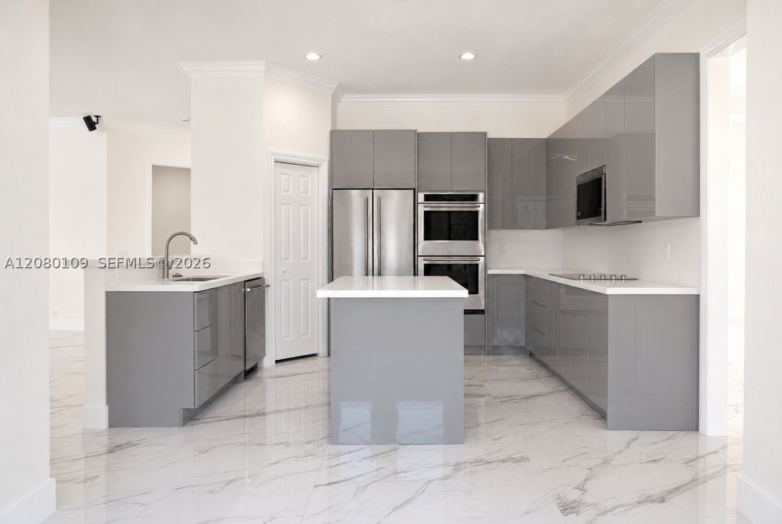 1672 Victoria Pointe Cir, Weston FL 33327