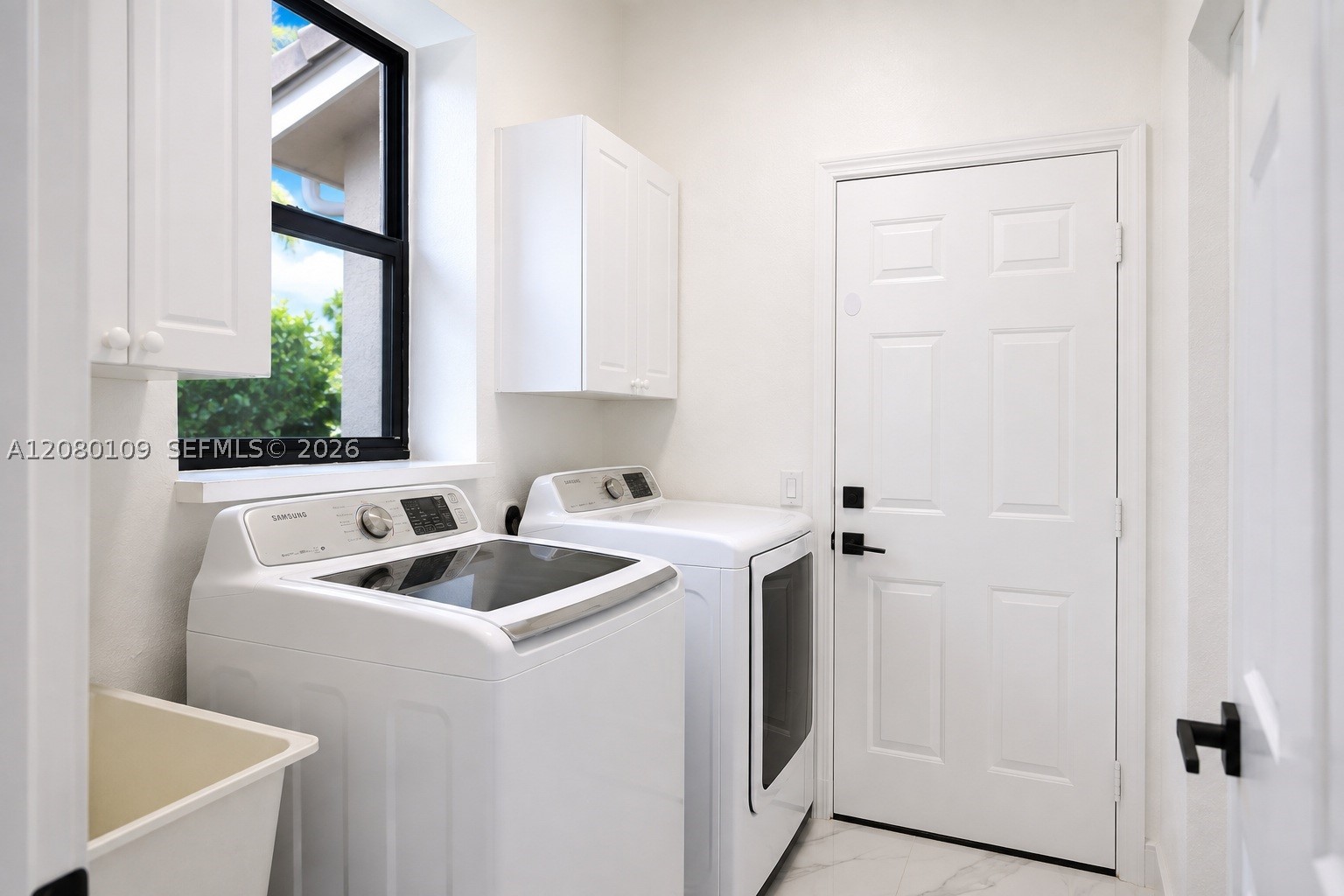 1672 Victoria Pointe Cir, Weston FL 33327