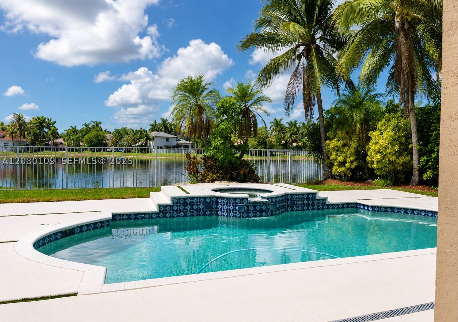 1672 Victoria Pointe Cir, Weston FL 33327