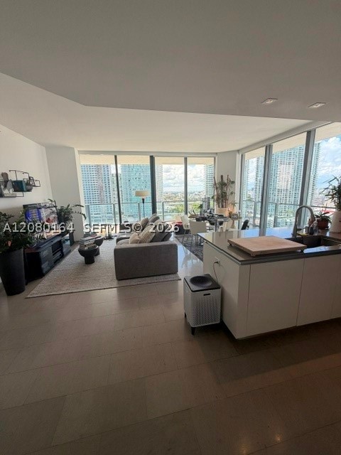 68 SE 6th St #1912, Miami FL 33131