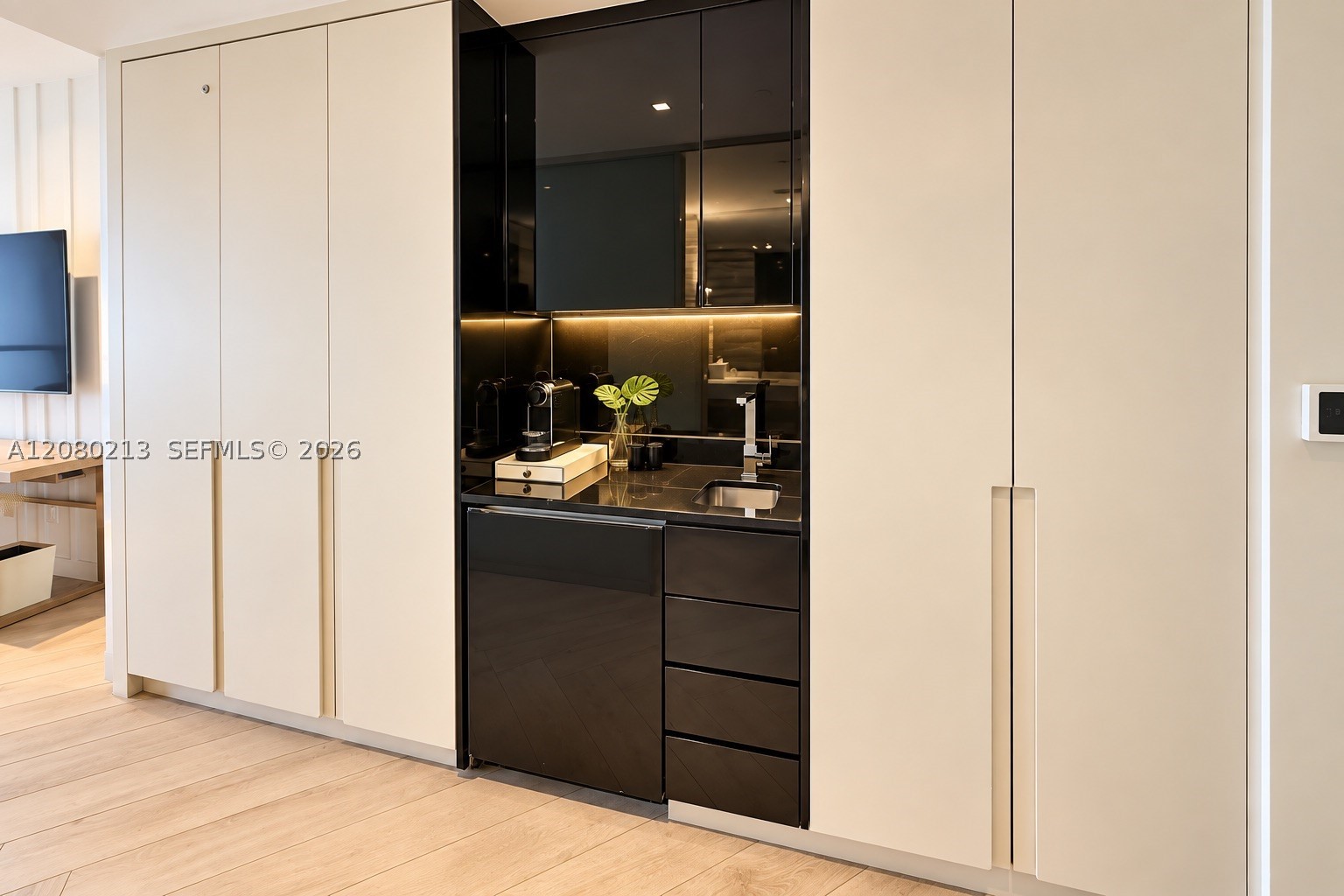 2201 Collins Ave #807, Miami Beach FL 33139
