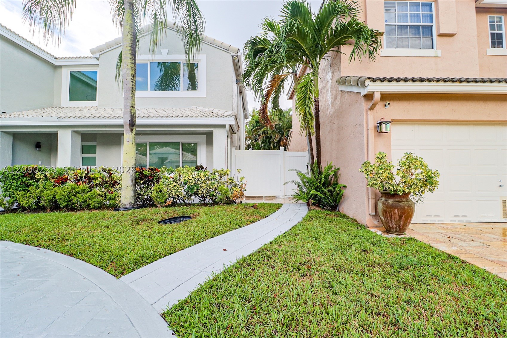 10262 SW 9th Ln, Pembroke Pines FL 33025
