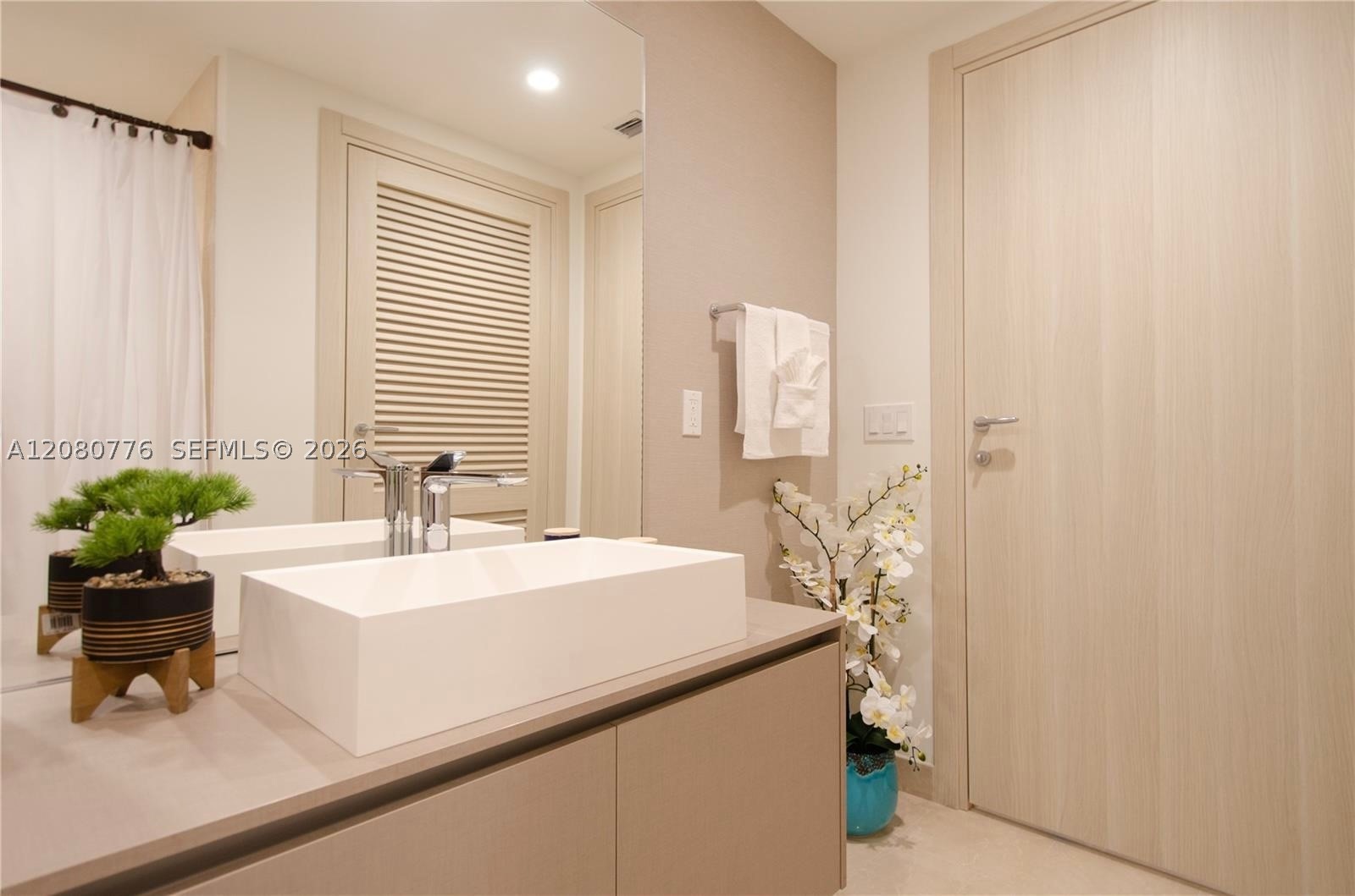 1000 Brickell Plz #4207, Miami FL 33131