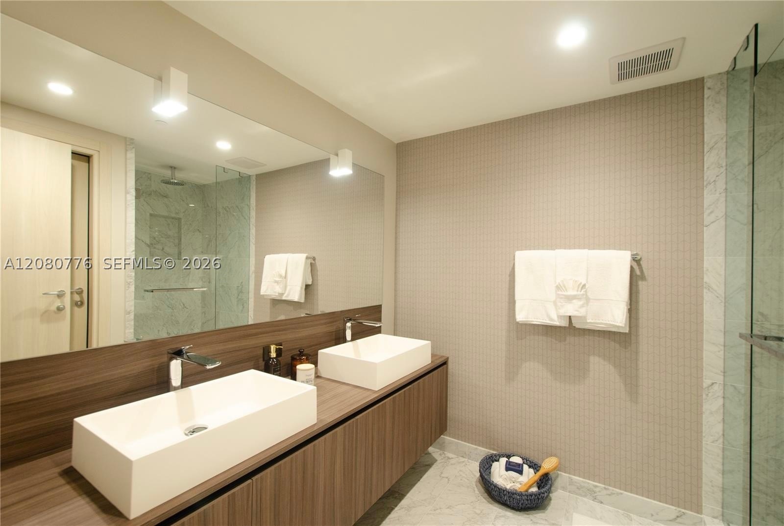 1000 Brickell Plz #4207, Miami FL 33131