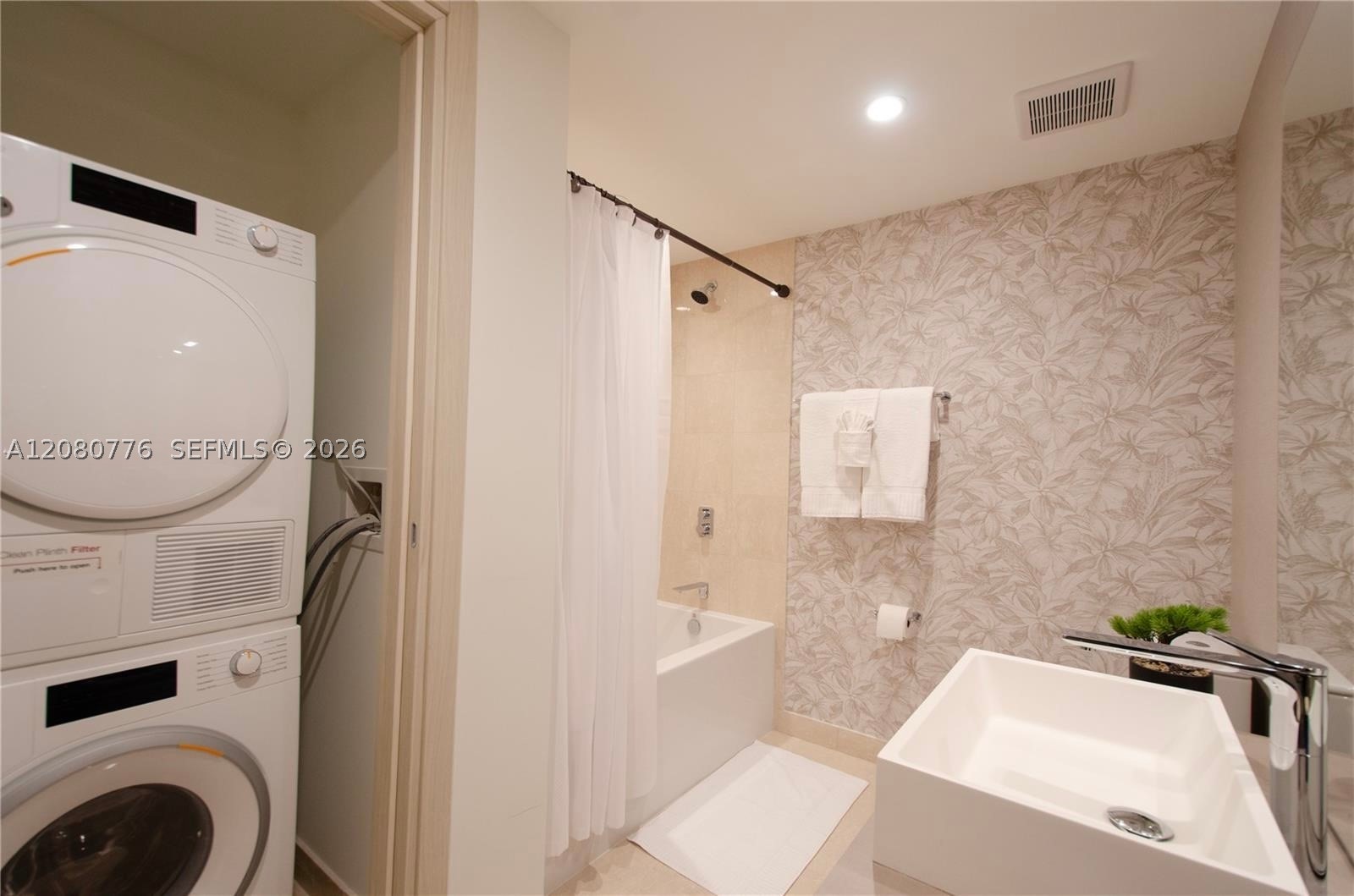 1000 Brickell Plz #4207, Miami FL 33131