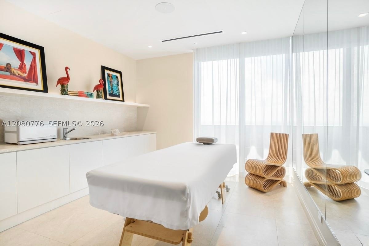 1000 Brickell Plz #4207, Miami FL 33131