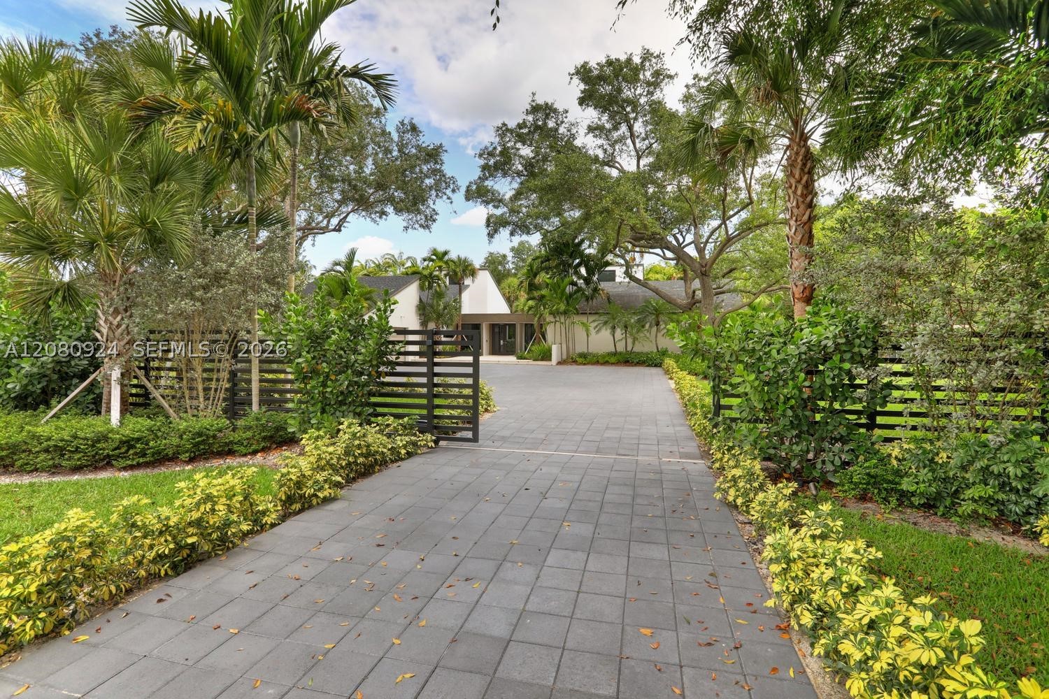 6121 SW 104th St, Pinecrest FL 33156