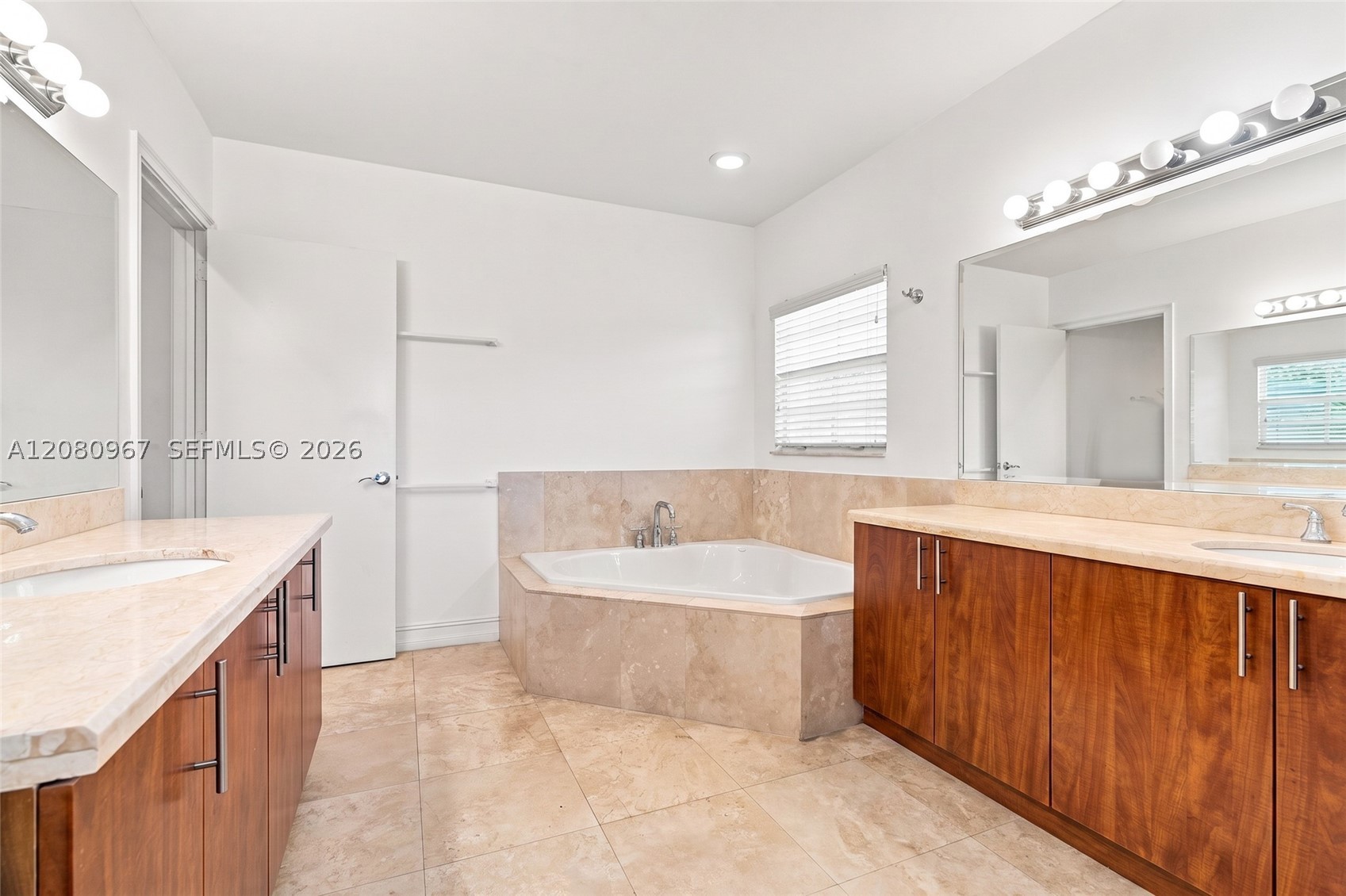 913 SW 8th St #2, Fort Lauderdale FL 33315
