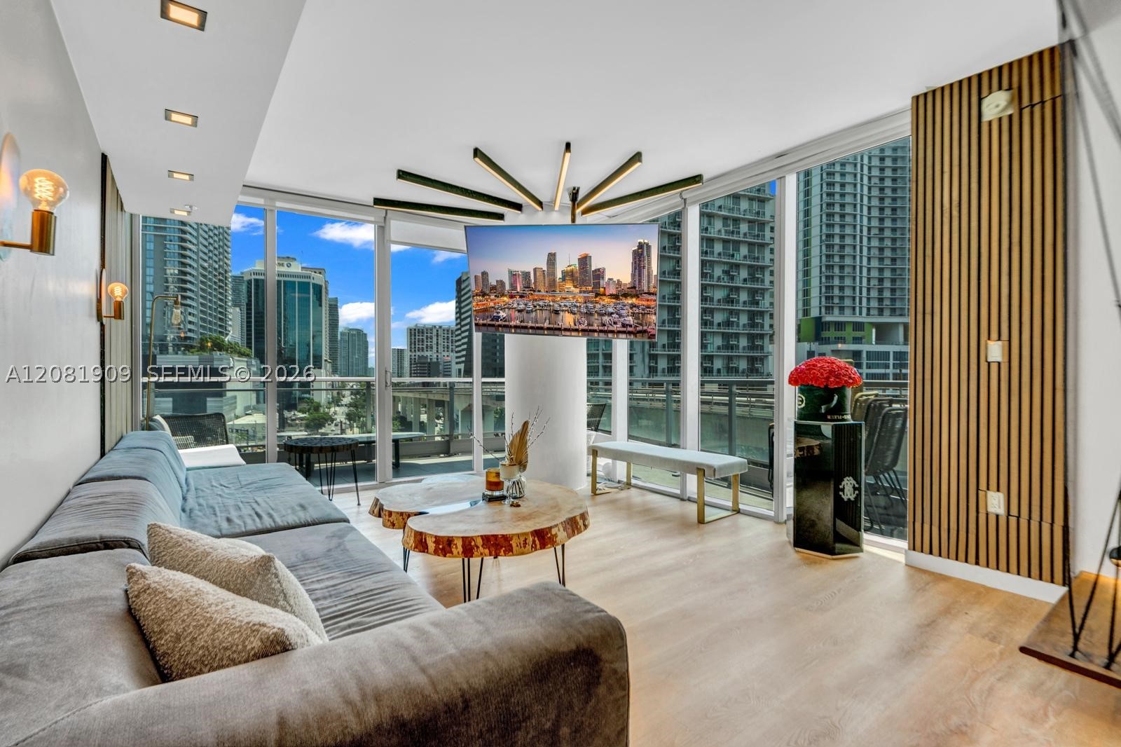 92 SW 3rd St #901, Miami FL 33130