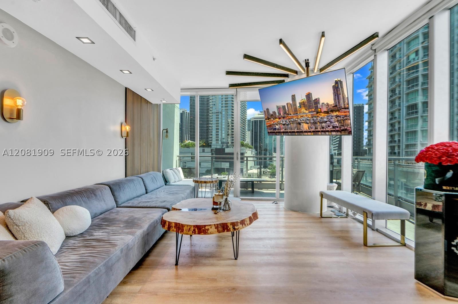 92 SW 3rd St #901, Miami FL 33130
