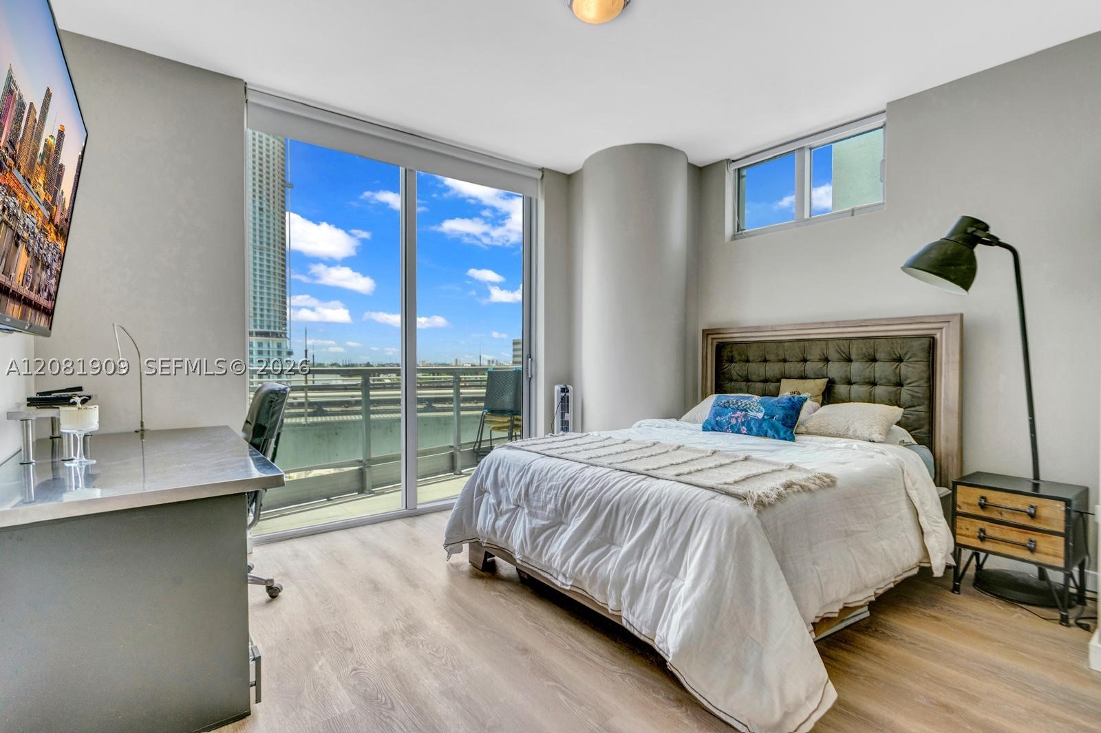 92 SW 3rd St #901, Miami FL 33130