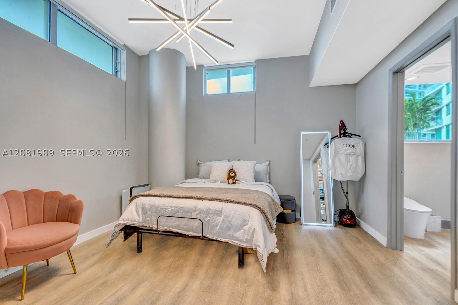 92 SW 3rd St #901, Miami FL 33130