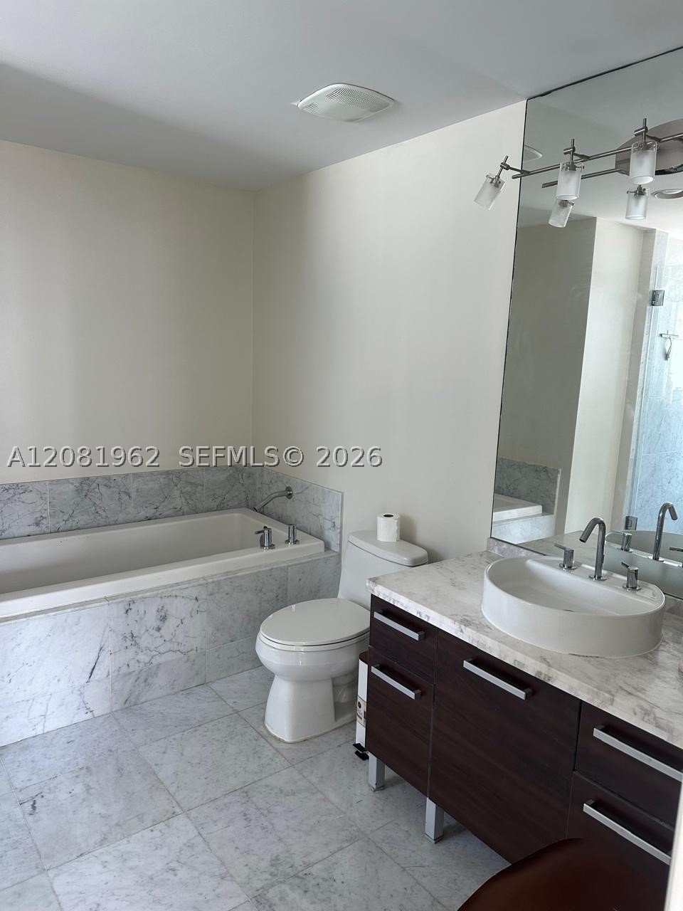 253 NE 2nd St #1402, Miami FL 33132