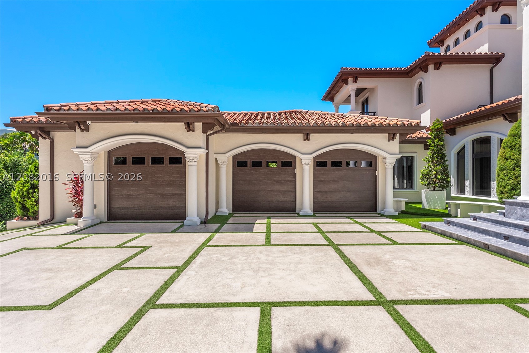 498 N Parkway Pkwy, Golden Beach FL 33160