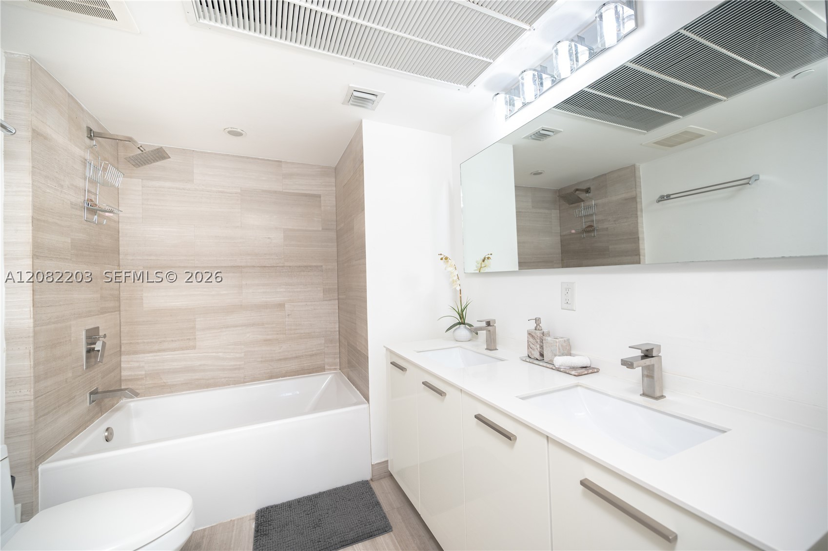 1300 Brickell Bay Dr #1601, Miami FL 33131