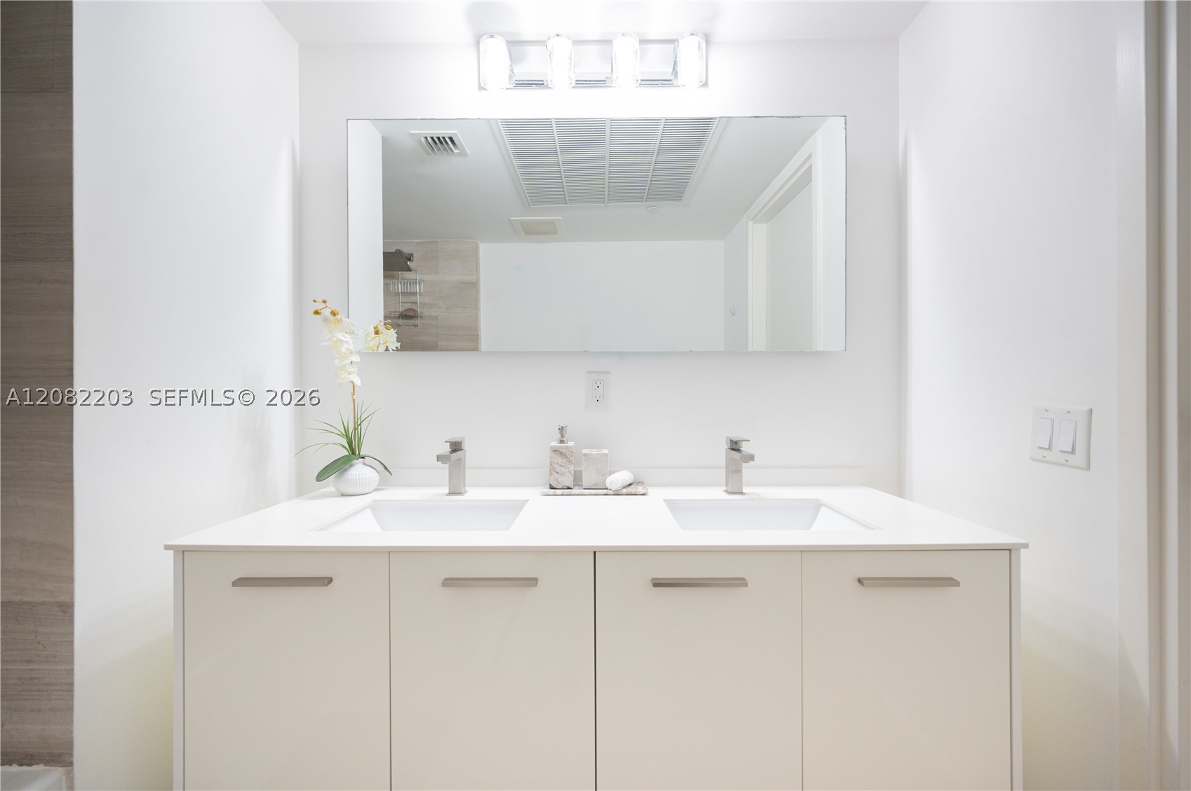1300 Brickell Bay Dr #1601, Miami FL 33131