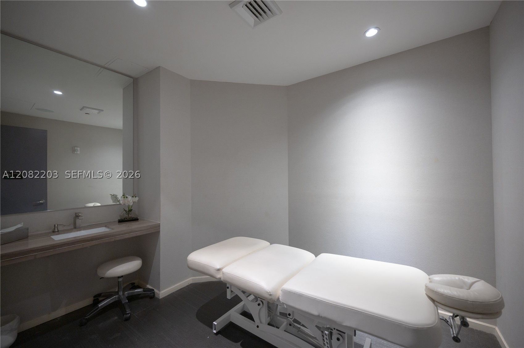 1300 Brickell Bay Dr #1601, Miami FL 33131