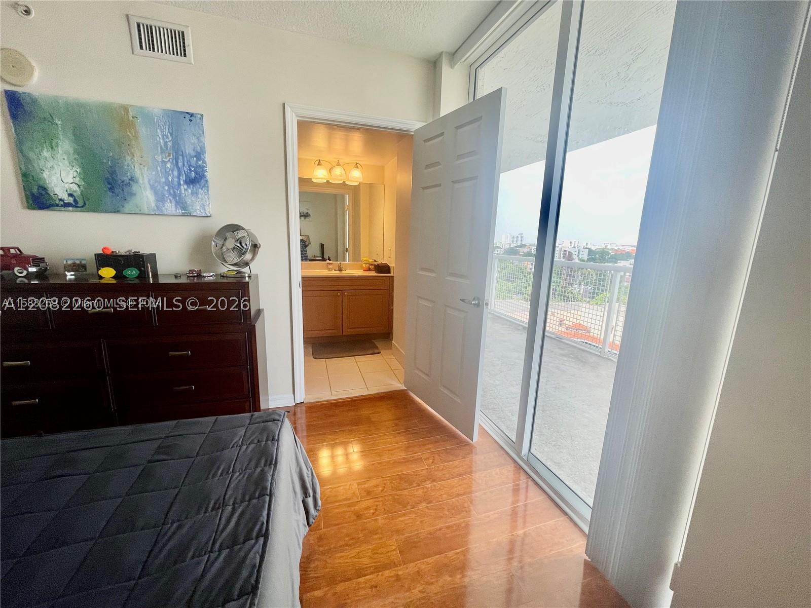 900 SW 8th St #808, Miami FL 33130