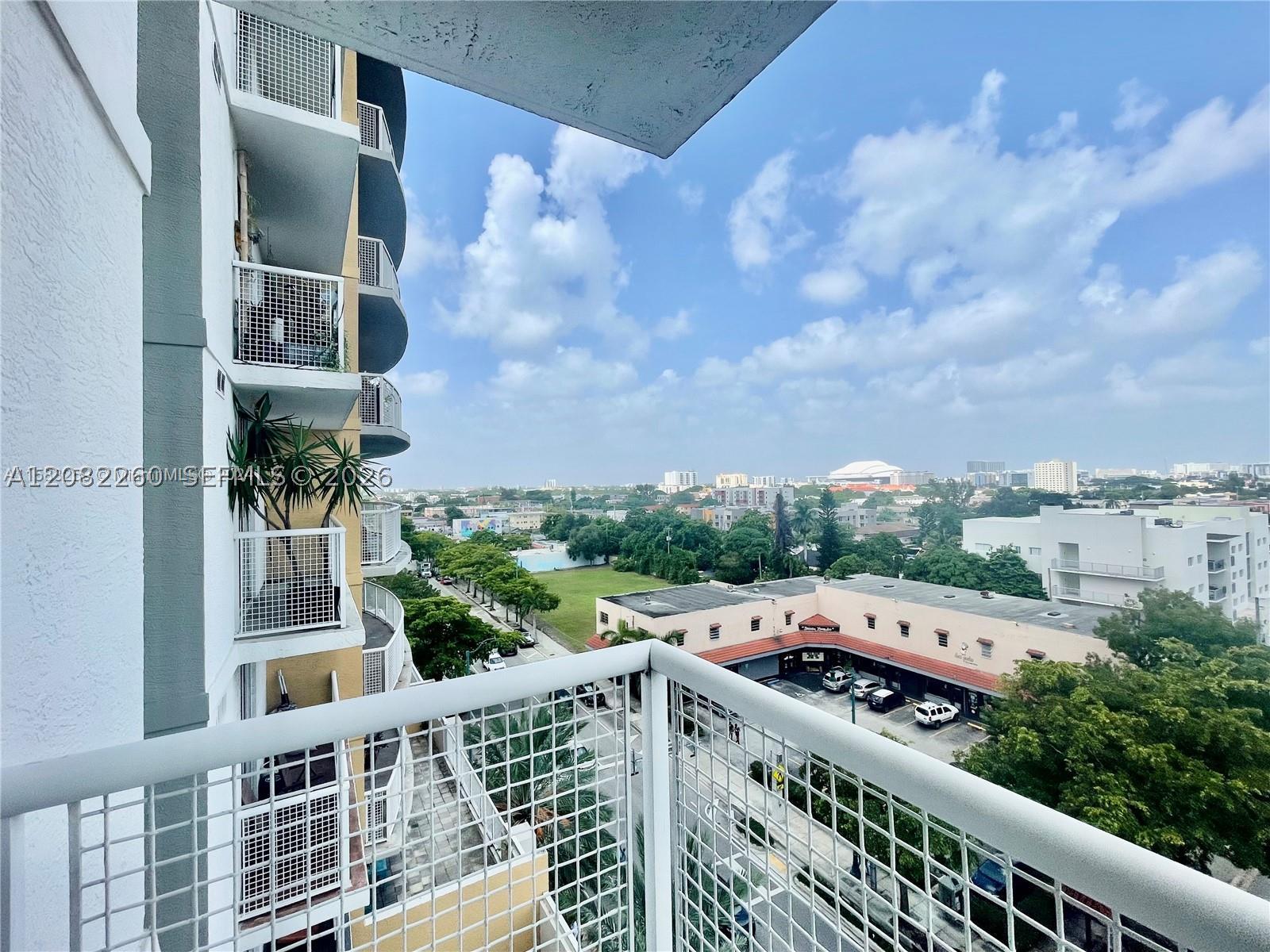 900 SW 8th St #808, Miami FL 33130
