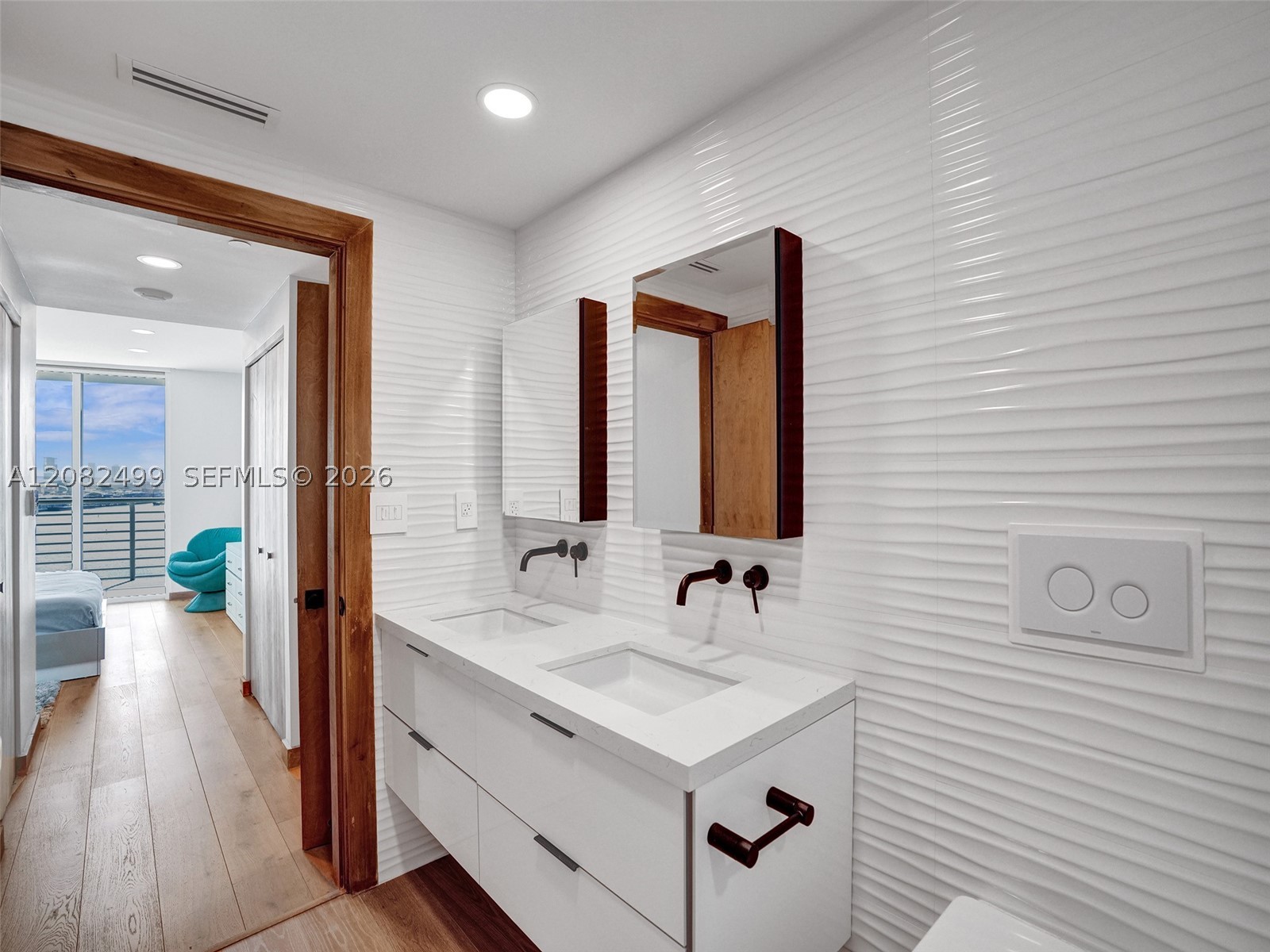 325 S Biscayne Blvd #1423, Miami FL 33131