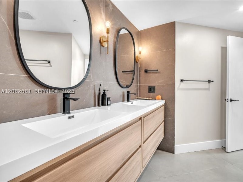 55 SE 6th St #2902, Miami FL 33131