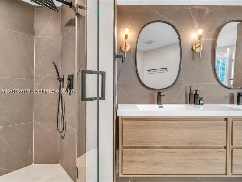 55 SE 6th St #2902, Miami FL 33131