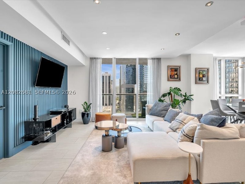 55 SE 6th St #2902, Miami FL 33131